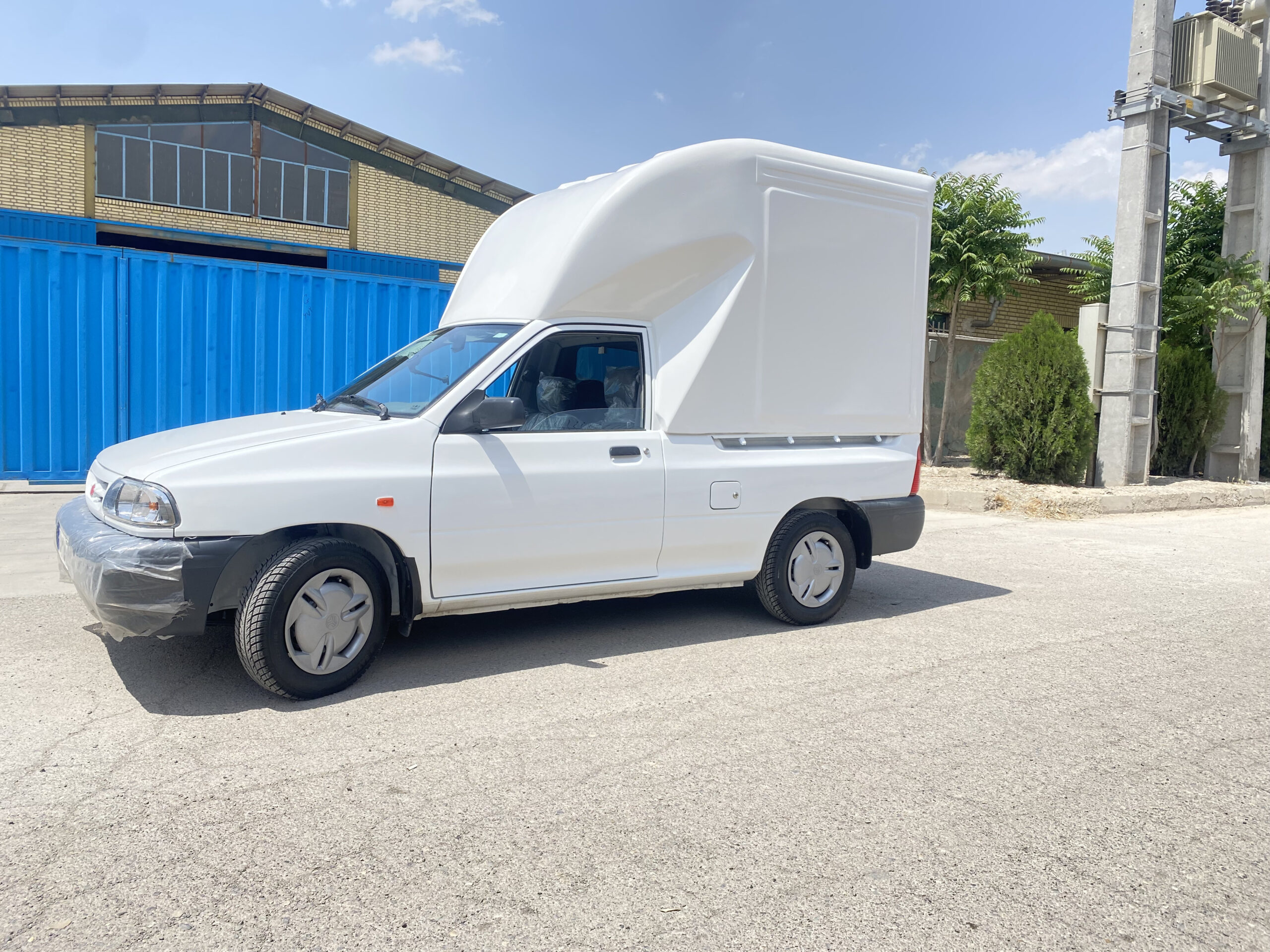 کانوپی و کابین فایبرگلاس پراید ۱۵۱ وانت ارتفاع از لبه ۱۳۰ سانت از کف خودرو ۱۷۰ سانت درب عقب دو لنگه در آرین صنعت رزین خودرو