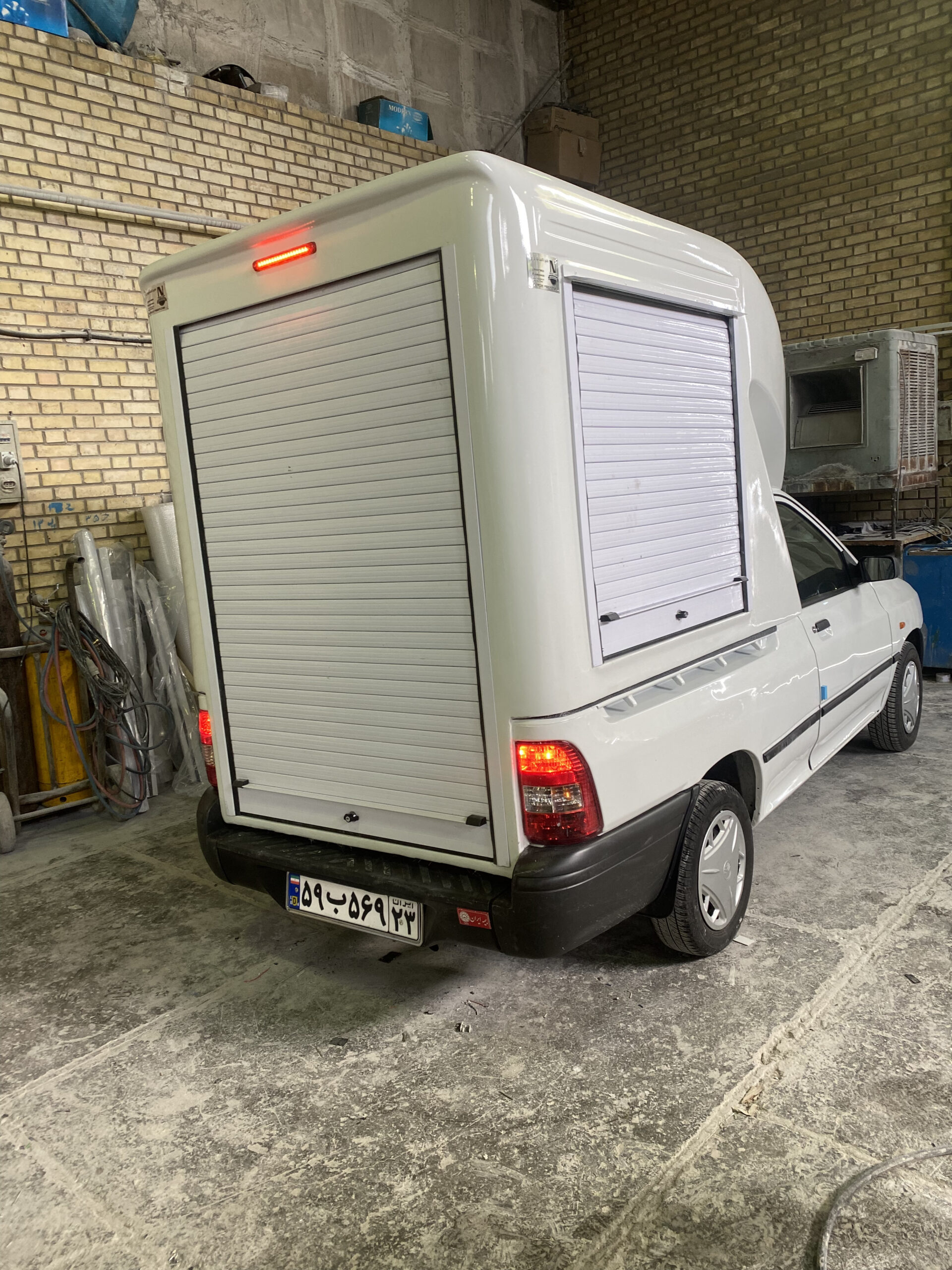 اتاق فایبرگلاس پراید ۱۵۱ وانت ارتفاع از لبه ۱۳۰ سانت از کف خودرو ۱۷۰ سانت درب عقب کرکره