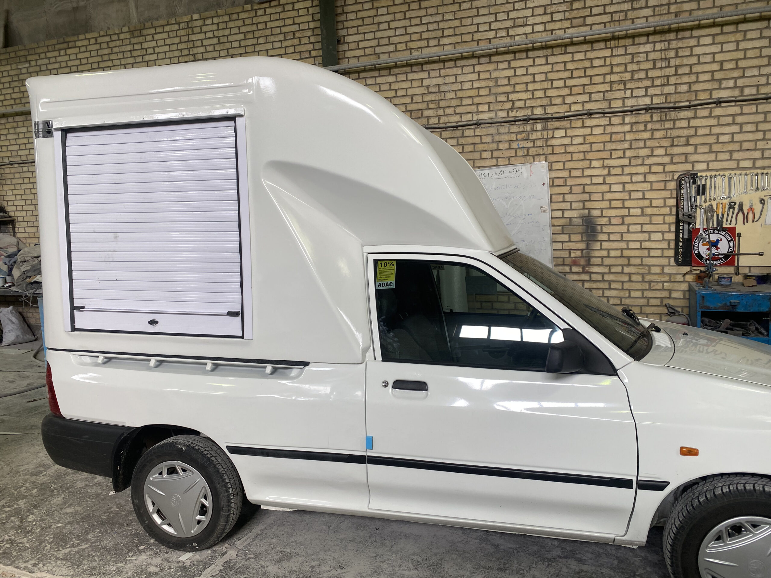 اتاق فایبرگلاس پراید ۱۵۱ وانت ارتفاع از لبه ۱۳۰ سانت از کف خودرو ۱۷۰ سانت درب عقب کرکره