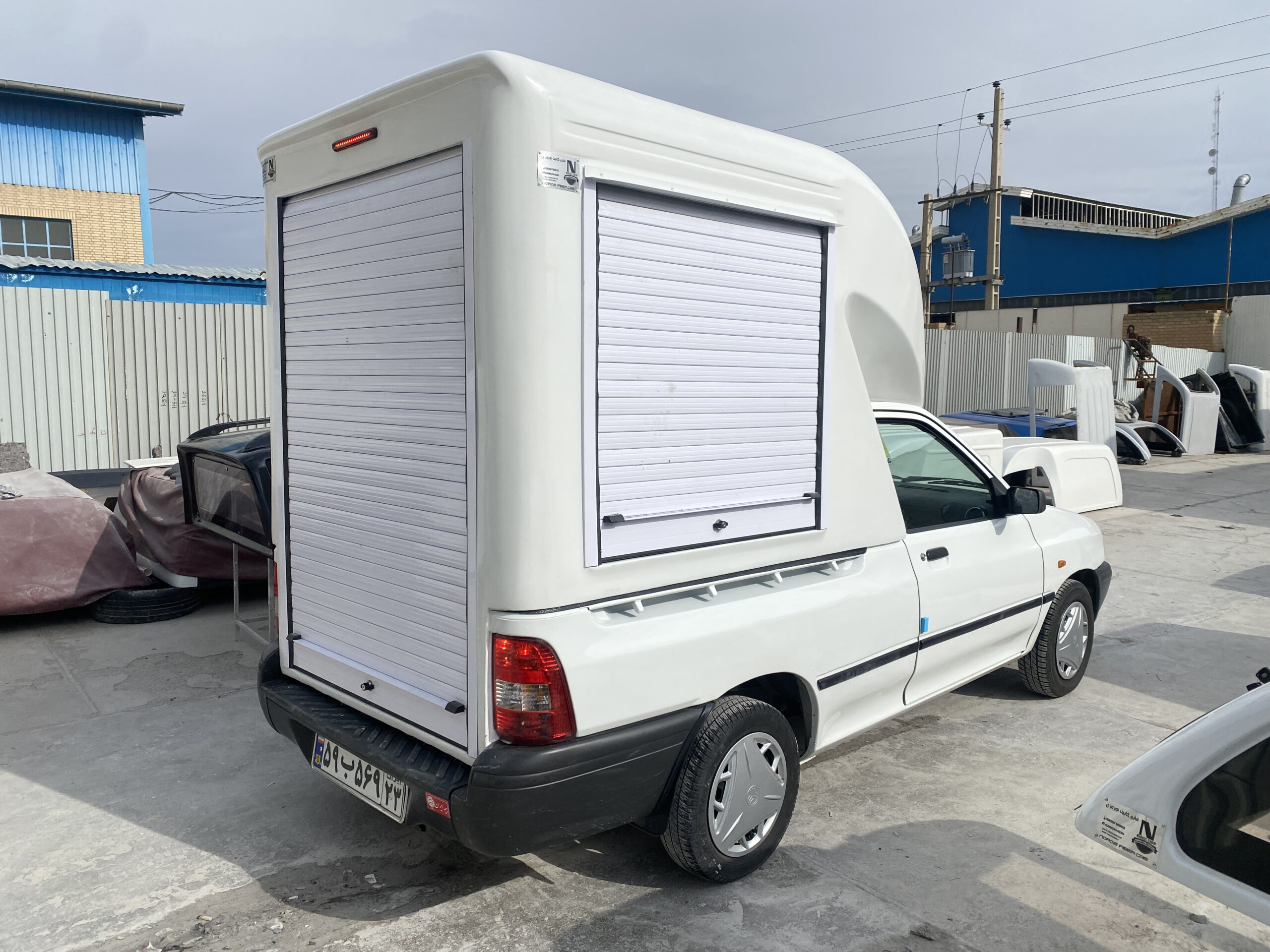 اتاق فایبرگلاس پراید ۱۵۱ وانت ارتفاع از لبه ۱۳۰ سانت از کف خودرو ۱۷۰ سانت درب عقب کرکره