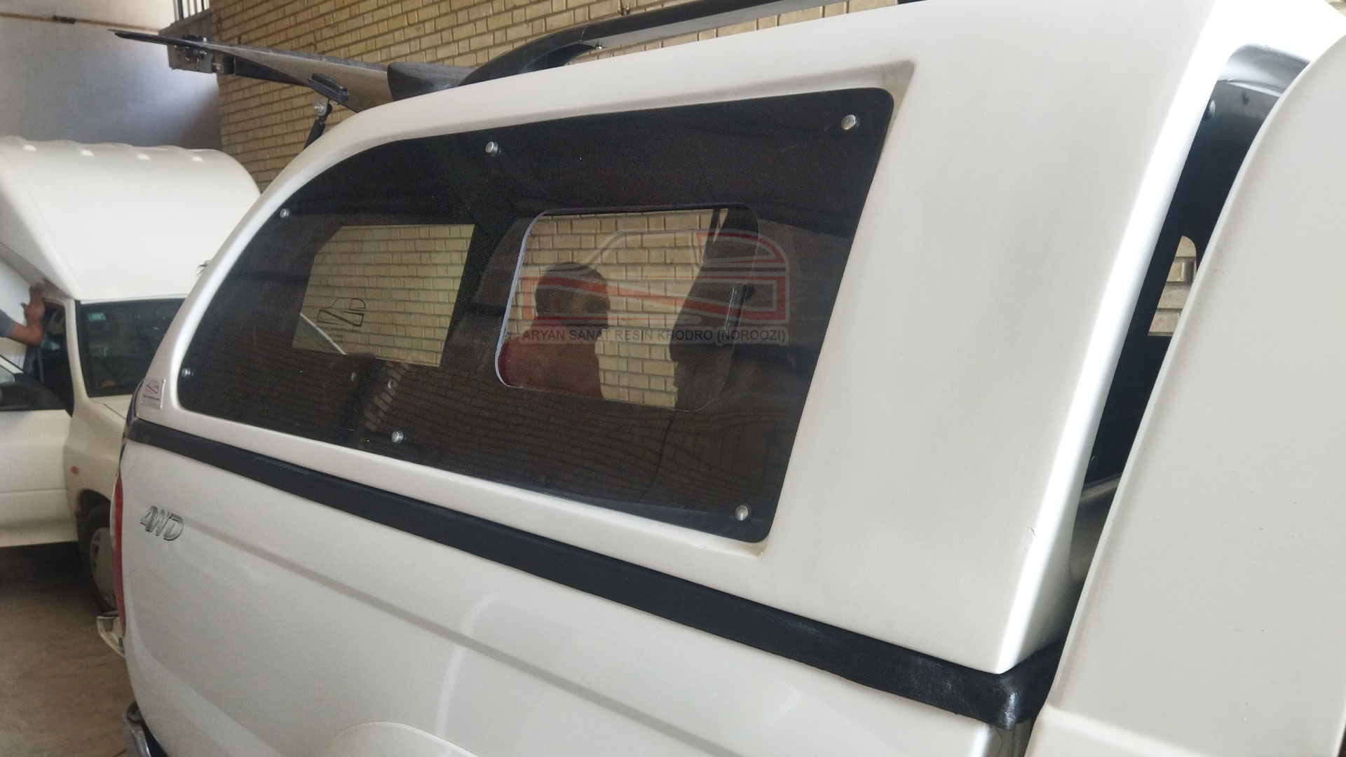 نصب کانوپی به همراه تجهیز خودروهای عملیاتی در شرکت آرین صنعت رزین خودرو