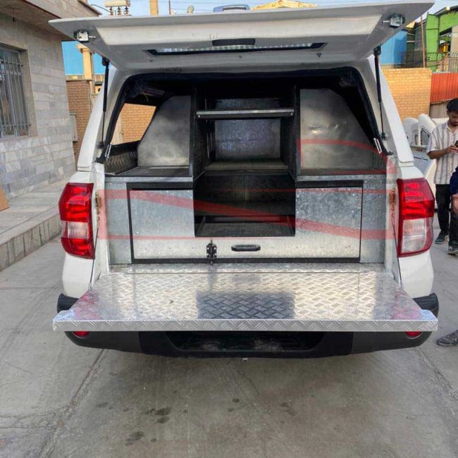 نمای پشت تجهیز خودرو عملیاتی آتش نشانی شهرستان اقلید